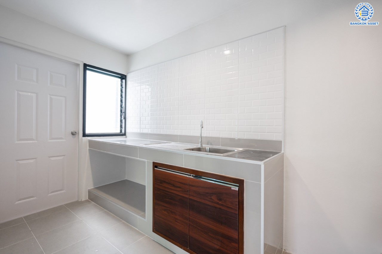 บ้านมือสองตกแต่งใหม่ 3 ชั้น โซนเศรษฐกิจ ซอยนวนิช ปากเกร็ด เนื้อที่ 23 ตร.ว. ฟังก์ชัน 3 ห้องนอน 3 ห้องน้ำ จอดรถได้ 1 คัน บนทำเลเมือง ใกล้เซ็นทรัลแจ้งวัฒนะ จุดขึ้นทางด่วนแจ้งวัฒนะ และรถไฟฟ้าสายสีชมพู "สถานีเลี่ยงเมืองปากเกร็ด"...